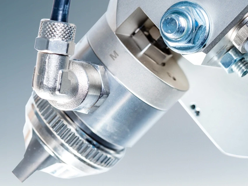 Automatic air spray gun suitable for standard paint applications and special coverage application in ceramic or glass industry.